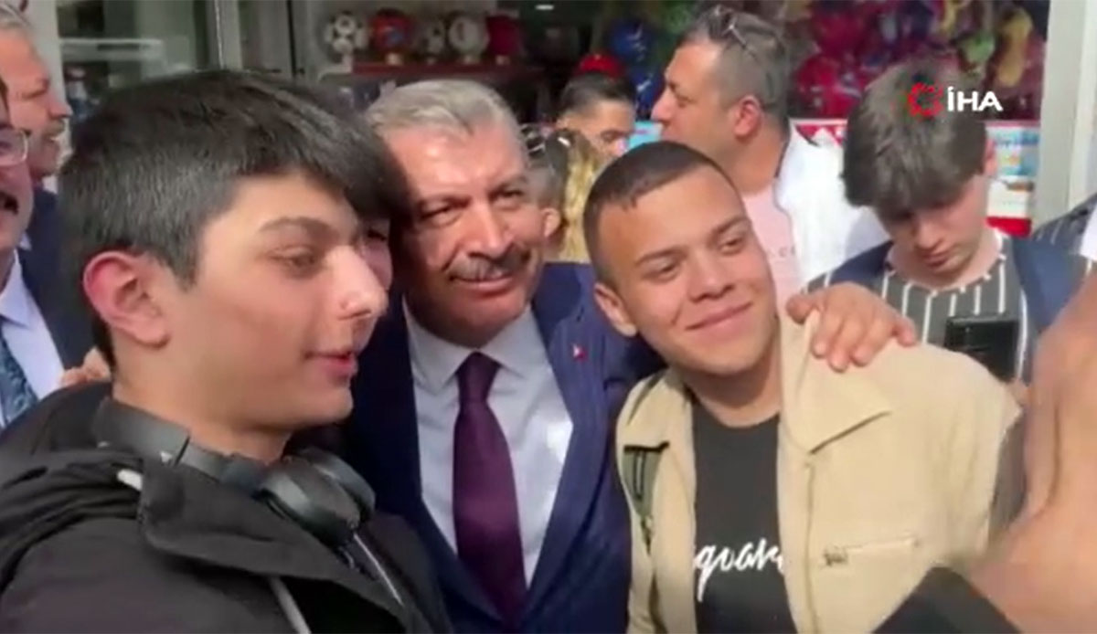 Bakan Koca ile gençler arasında güldüren diyalog