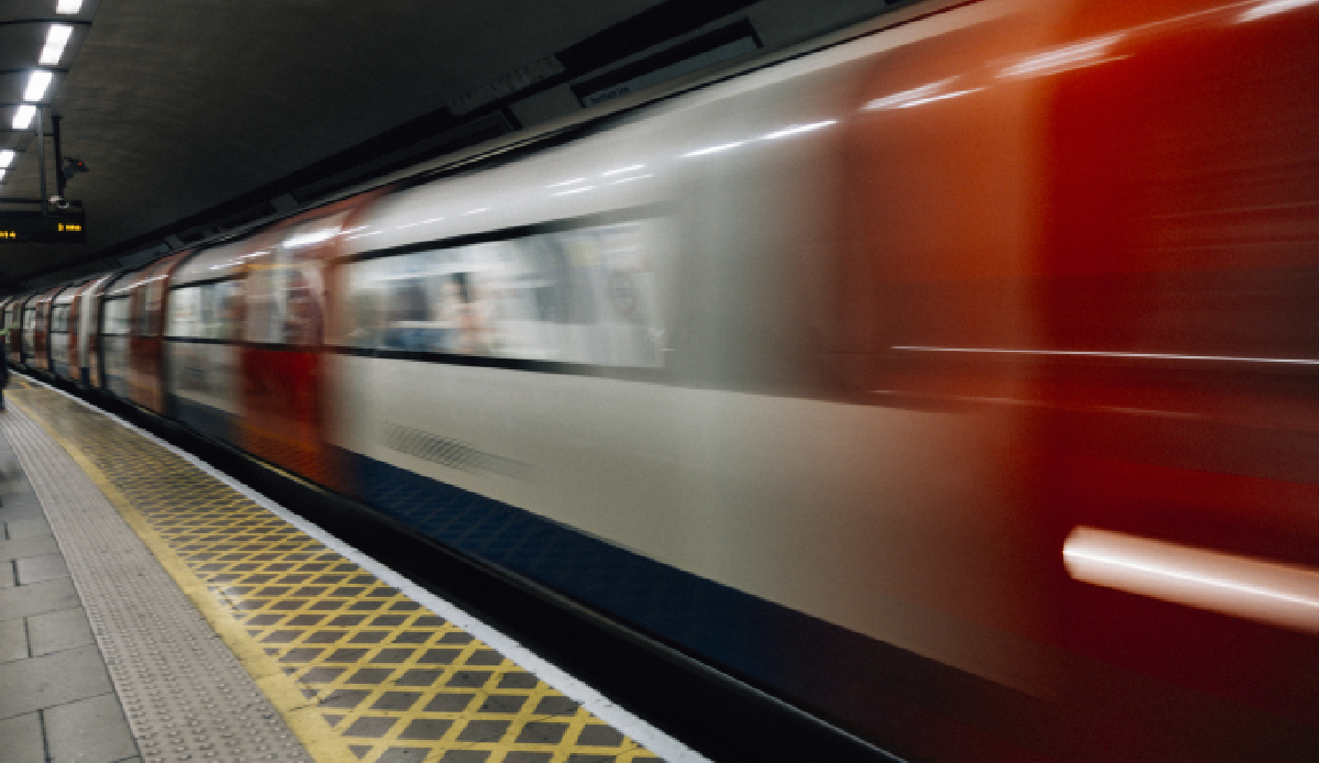 Camları kırarak kaçtılar: Metroyu duman bastı, yolcular panikledi