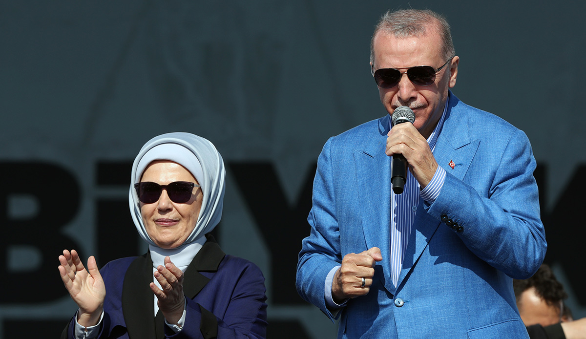 Cumhurbaşkanı Erdoğan, büyük İstanbul mitingini şarkıyla açtı