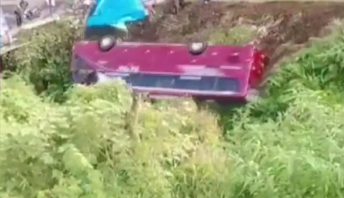 Freni boşalan turist otobüsü dereye yuvarlandı görseli