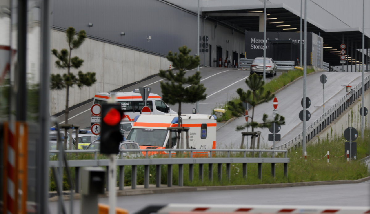 Silah sesleri Mercedes fabrikasını inletti
