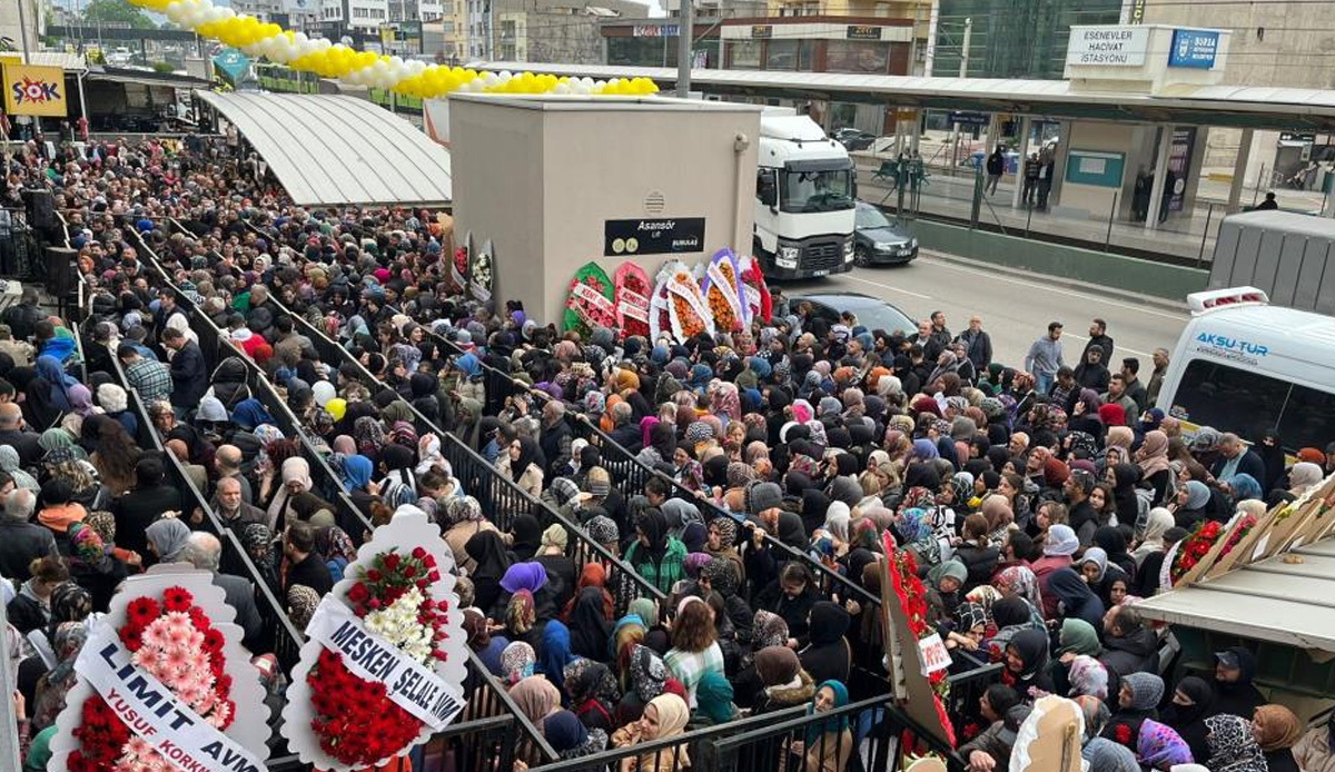 Miting değil indirim izdihamı! Ucuzluğu duyan koştu, birbirlerini ezip dükkanı talan ettiler