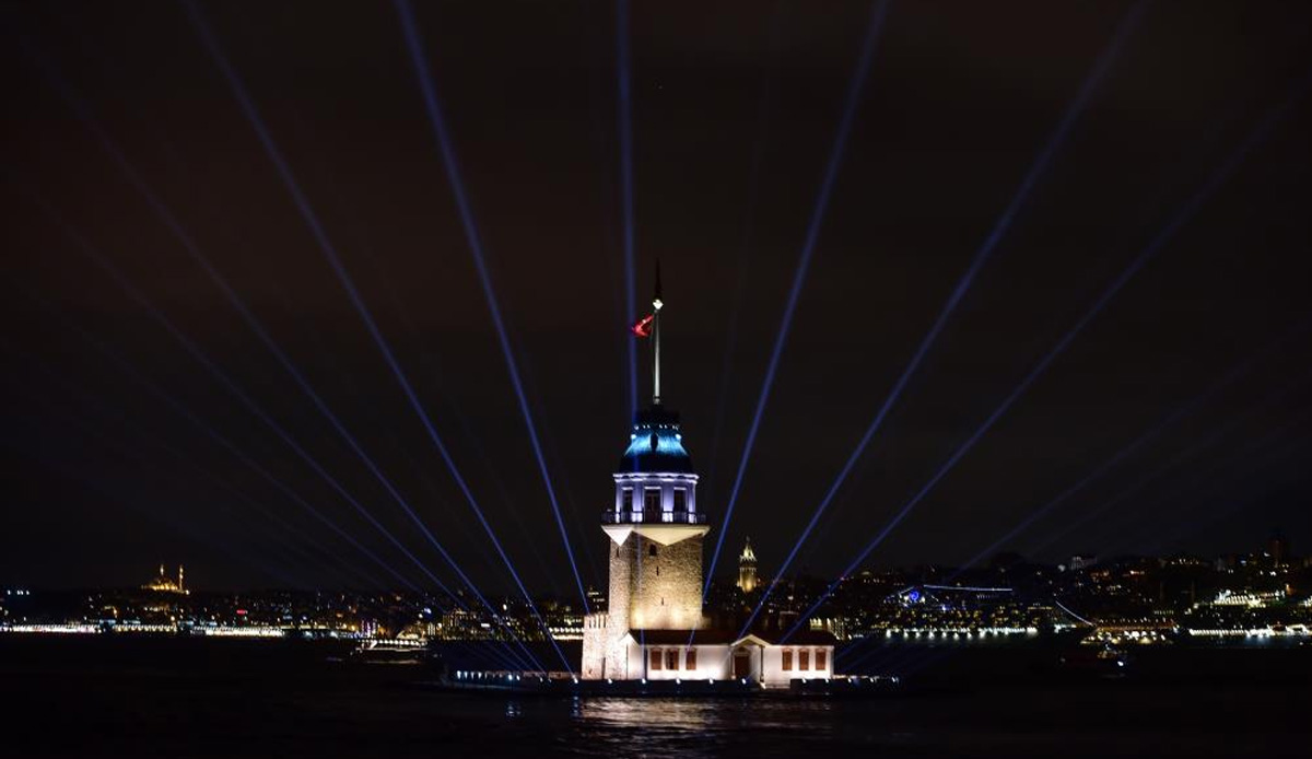 Kız Kulesi ışık gösterileriyle yeniden İstanbullularla buluştu