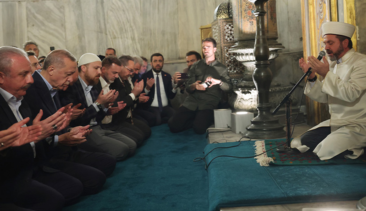 Erdoğan seçim maratonunu Ayasofya'da bitirdi: Kuran-ı Kerim okudu