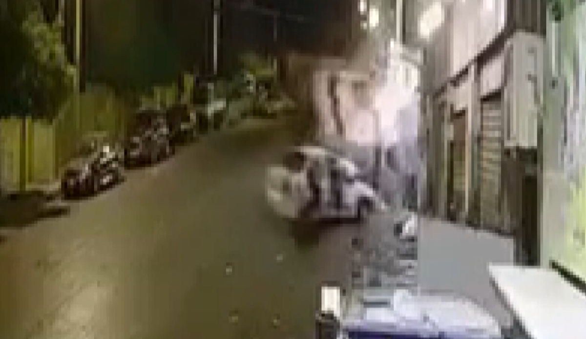 Ürdün’de minibüs park halindeki araca çarparak yayları biçti