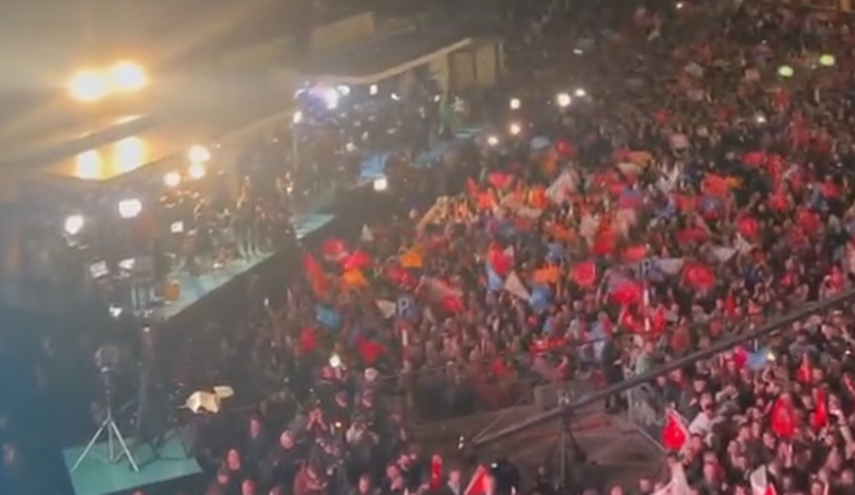AK Parti: Balkon hazır, millet liderini bekliyor