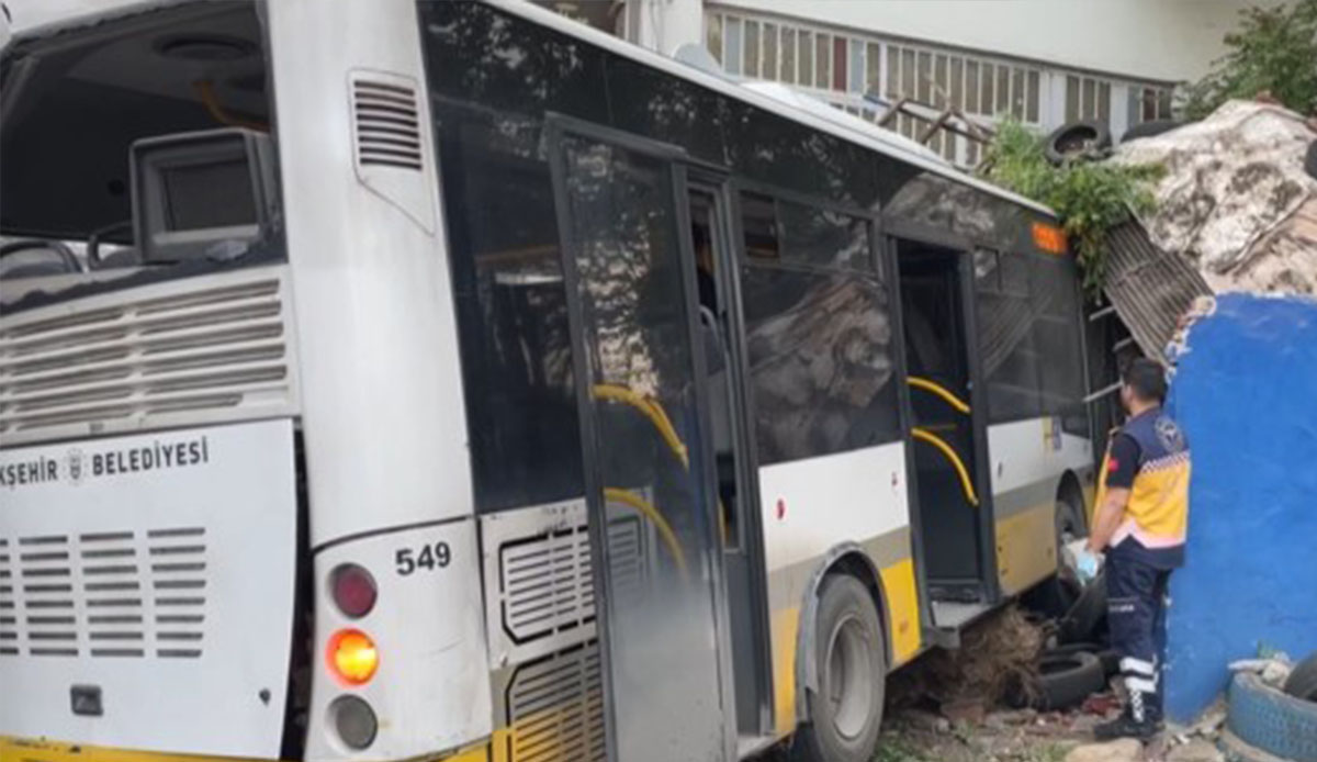 Servis otobüsü ile halk otobüsü çarpıştı: Yaralılar var