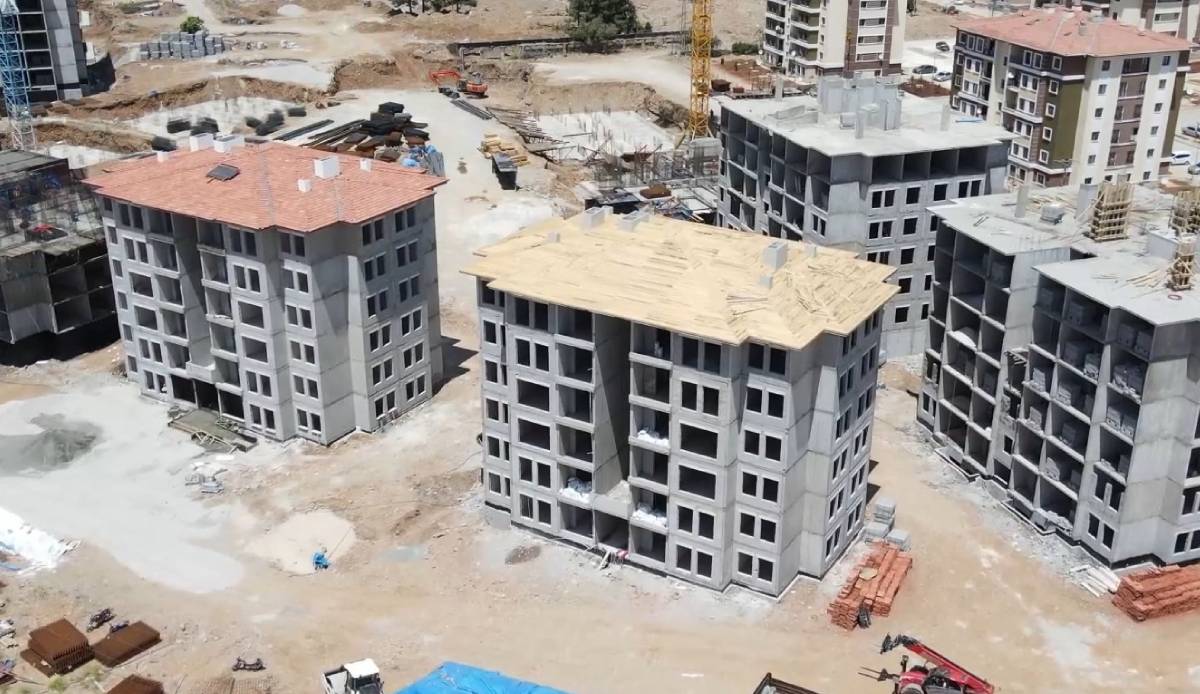 Depremden 3 ay sonra afet konutlarında çatı gözüktü