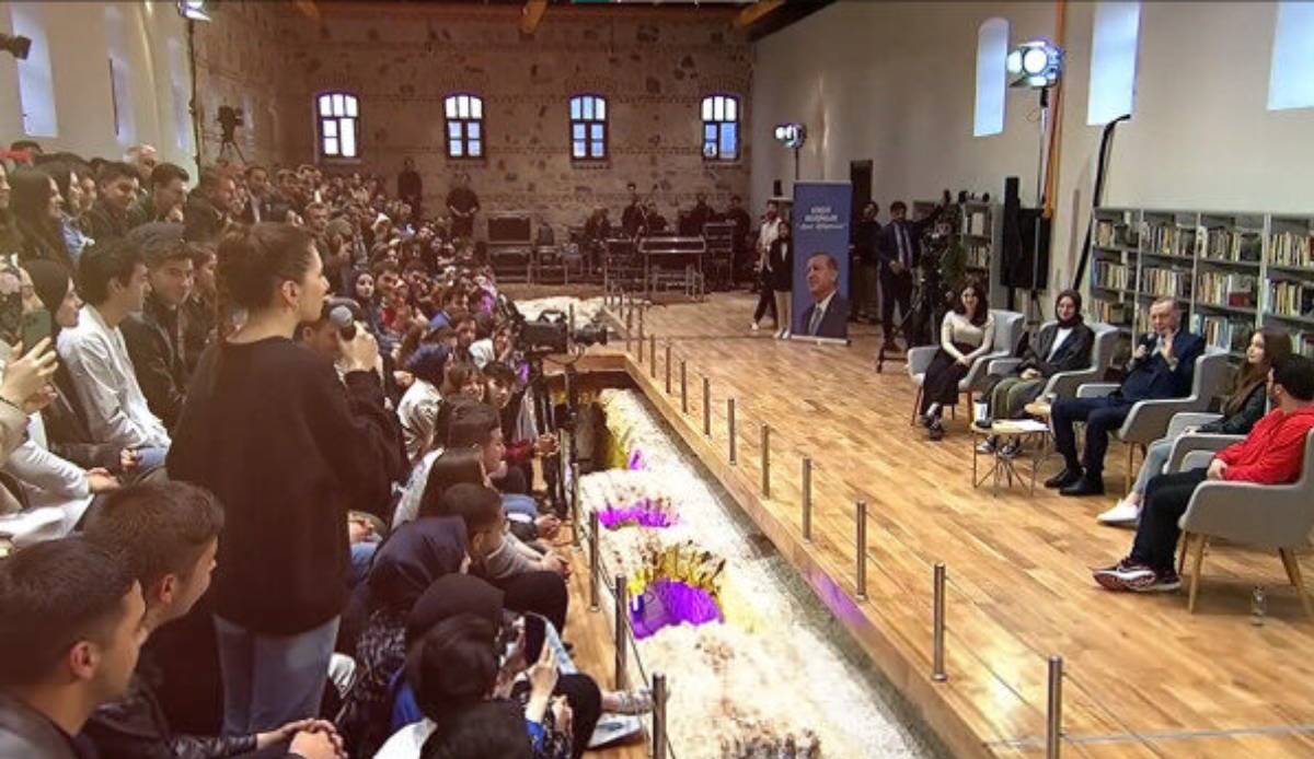 Cumhurbaşkanı Erdoğan Rami Kütüphanesi'nde gençlerle buluştu