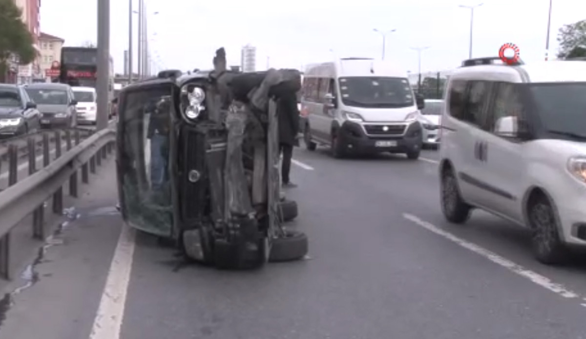 Avcılar’da yürekleri ağza getiren kaza! Metrobüs bariyerine çarpan metrelerce savruldu: 1 yaralı