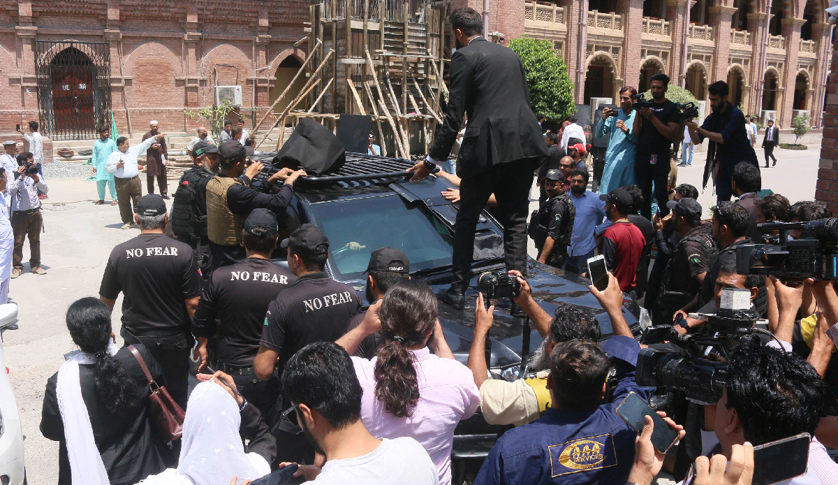 Pakistan’da sular durulmuyor! Polis Imran Khan’ın evine baskın yaptı