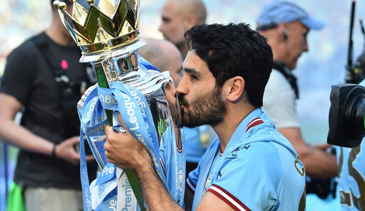 Manchester City'nin şampiyonluk kupası kaptan İlkay Gündoğan'ın ellerinde kalktı