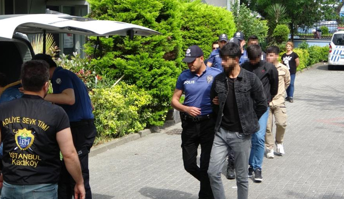 Önce vatandaşları rahatsız edip sonra polise saldırdılar…  4 şüpheli suç makinası çıktı