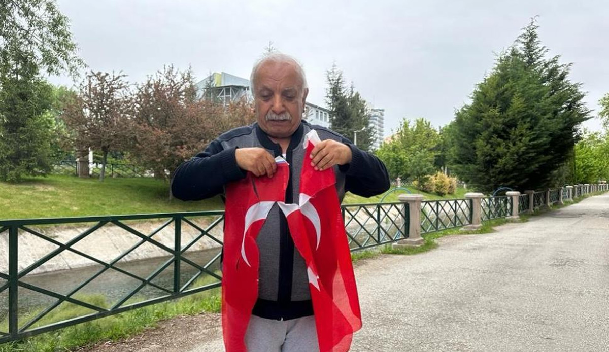 Eskişehir'deki depremzedeye çirkin saldırı! Türk bayrağını yırtıp evine yumurta attılar