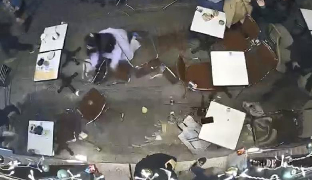 Galata’da dehşet anlar! 'Ölmek istiyorum' diyerek çantayı fırlattı, çevredekiler birbirlerini ezdi