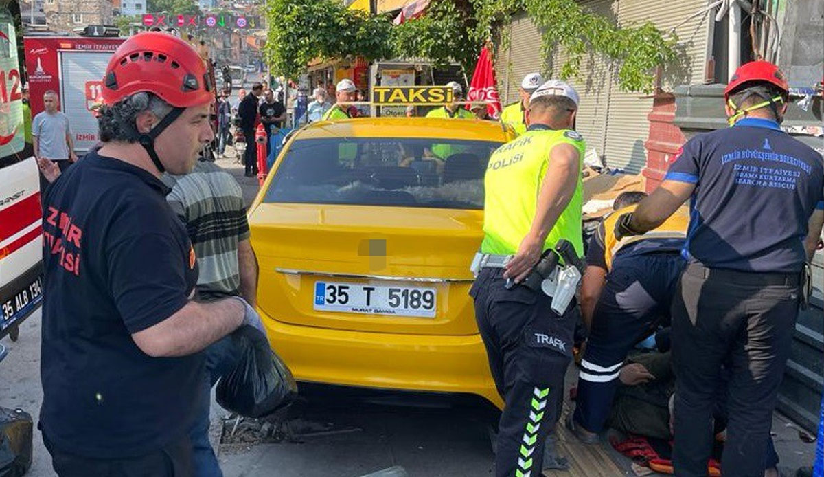 Kaldırımda yürürken taksinin altında kaldı