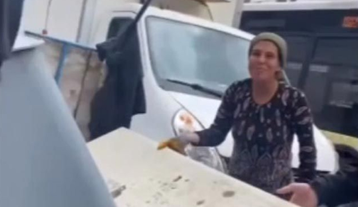 Pendik'te çöp konteynerinde sıkışan kadını öğrenciler kurtardı