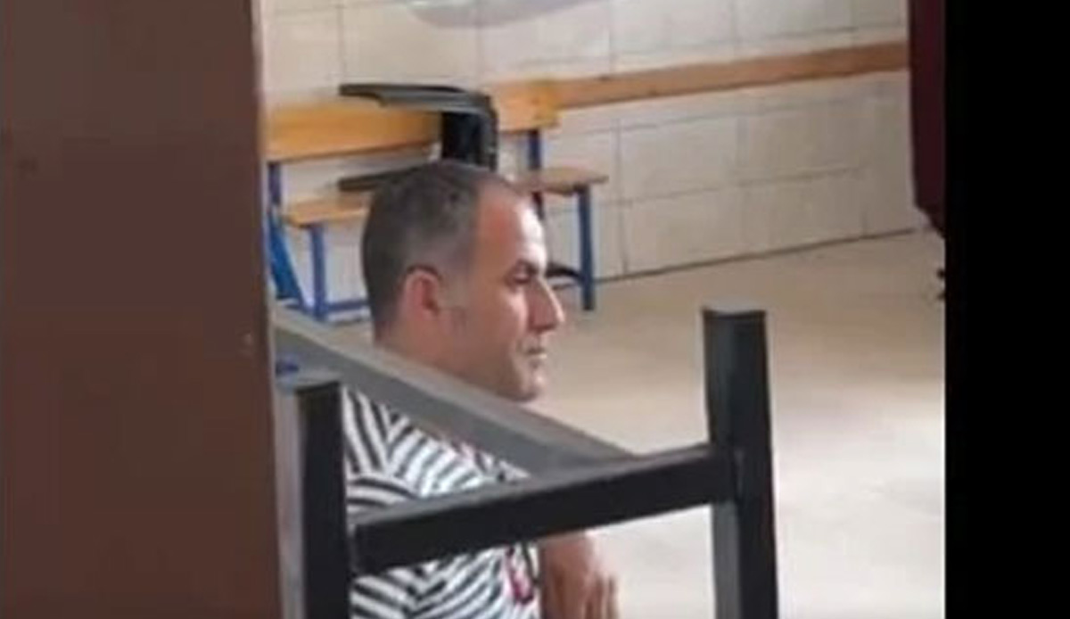 Oyunu uluyarak kullandı: Sandık başındaki renkli görüntüler kamerada