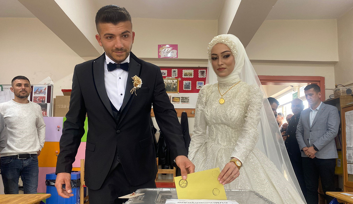 Gelin ve damat düğün öncesi sandığa gitti