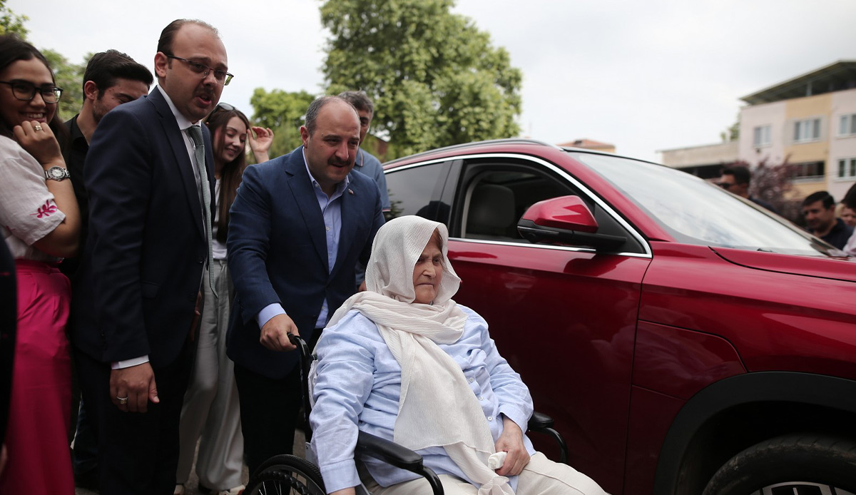 Bakan Varank, yaşlı kadını Togg ile sandığa götürdü