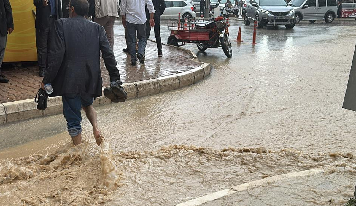 Elazığ'da şiddetli yağış: Cadde ve alt geçitleri su bastı