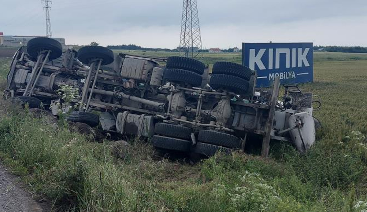 Beton mikseri devrildi, sürücü korkunç şekilde can verdi