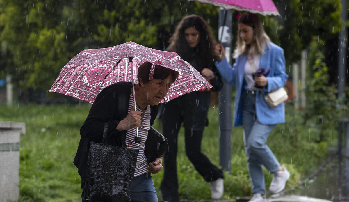 Ankara'yı sağanak vurdu! Yollar sular altında kaldı