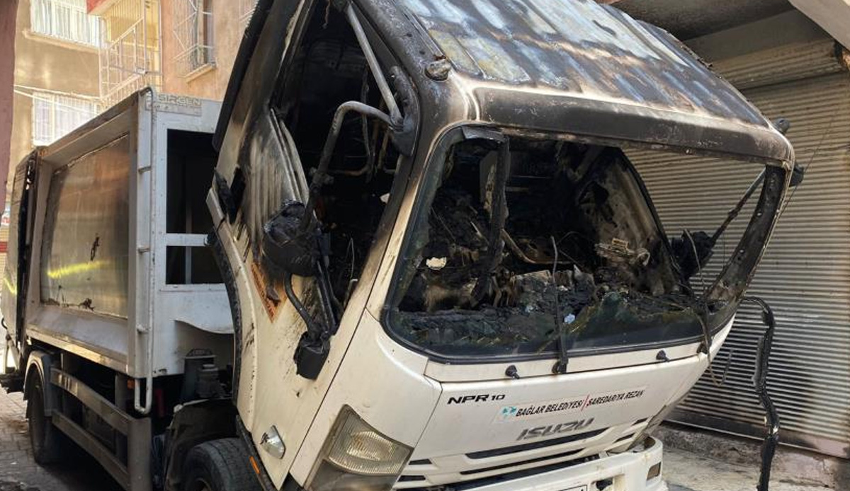 Diyarbakır'da terör yandaşları belediyenin çöp arabasını ateşe verdi