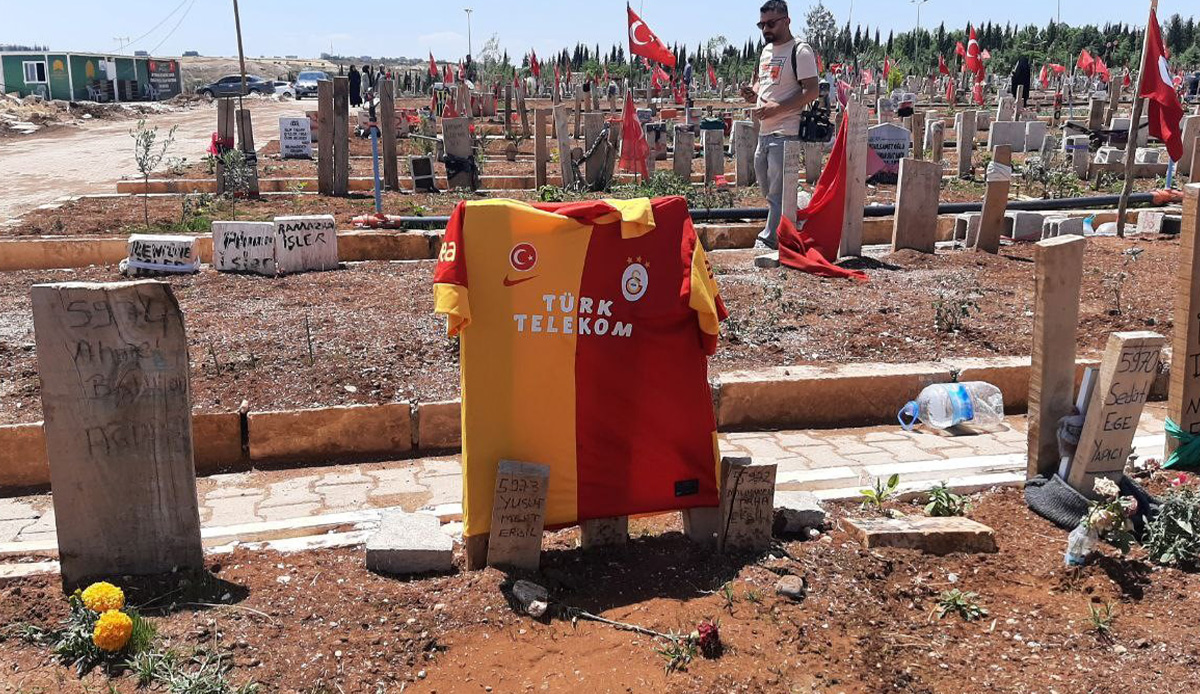 Yürek burkan görüntü: Mezarlık sarı-kırmızı formalarla doldu
