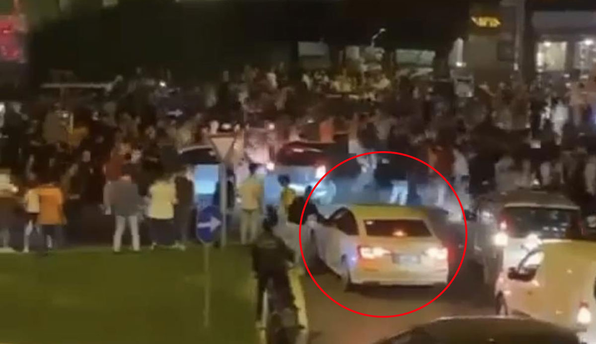 Şampiyonluk kutlayanların üzerine aracını sürdü: Galatasaray taraftarını ezdi!