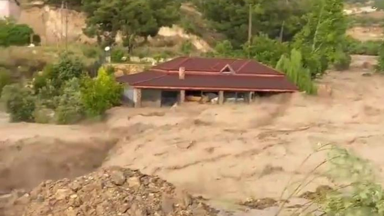 Azgın sular ağaçları devirip önüne çıkan restoranı yuttu