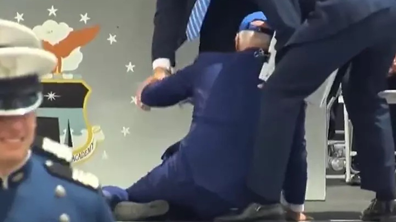 ABD Başkanı Joe Biden yere düştü