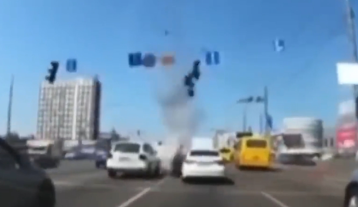 Rus füzesi yolunu şaşırdı, trafiği alt üst etti