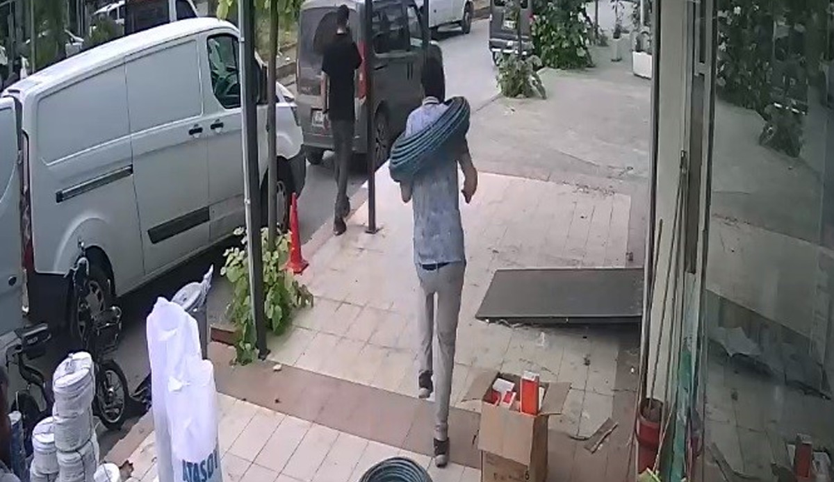 Şansın böylesi… Evine gitmeye çalışırken boynuna kablo demeti düştü! Şaşkınlıktan ne yapacağını şaşırdı