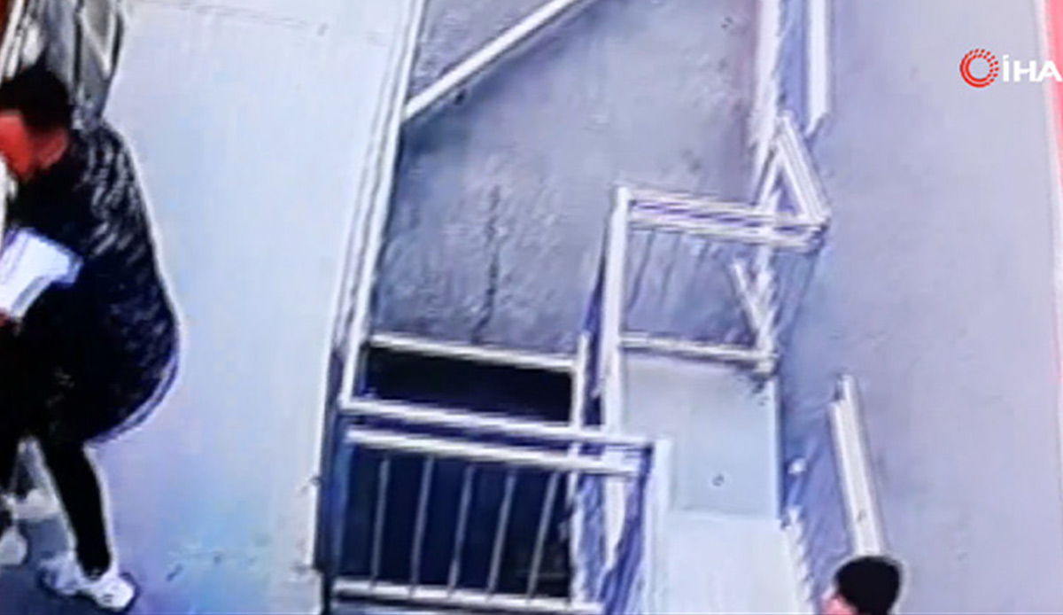 Yer: Erzurum! Hareket halindeki gondola binmeye çalıştı: Feci anlar kamerada 