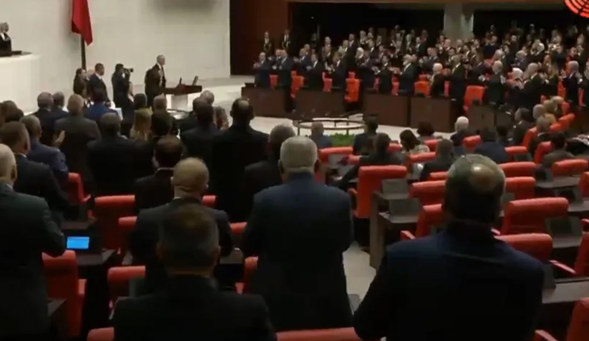 Yemin töreninde muhalefetten protesto: Ne ayağa kalktılar ne de alkışladılar