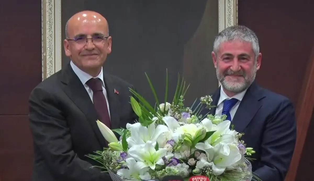 Ekonomide devir teslim: Mehmet Şimşek görevi Nebati'den devraldı