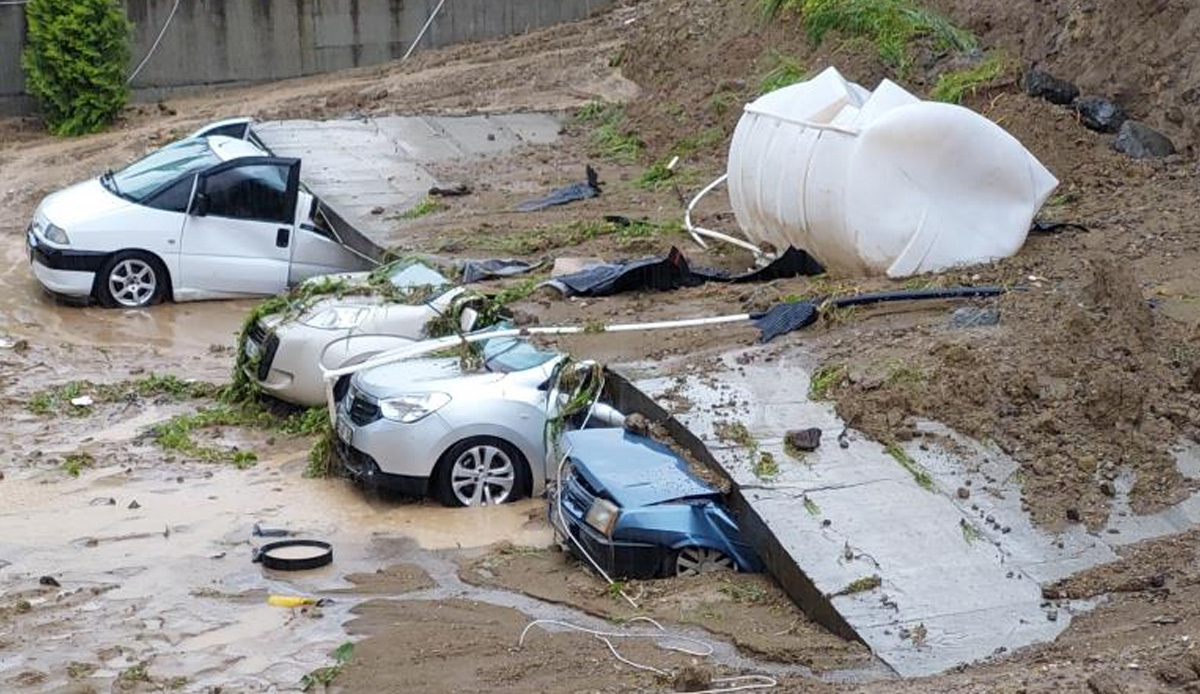 Sel sularına dayanamadı! İstinat duvarı 5 aracı ezdi