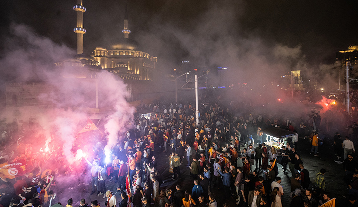 Galatasaraylı taraftarlar Taksim'i bayram yerine çevirdi