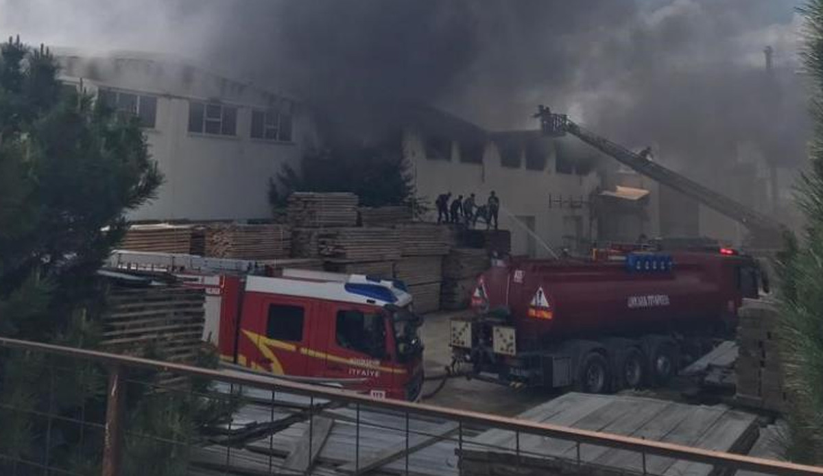 Ankara'da mobilya fabrikasında yangın! Dumanlar gökyüzünü kapladı