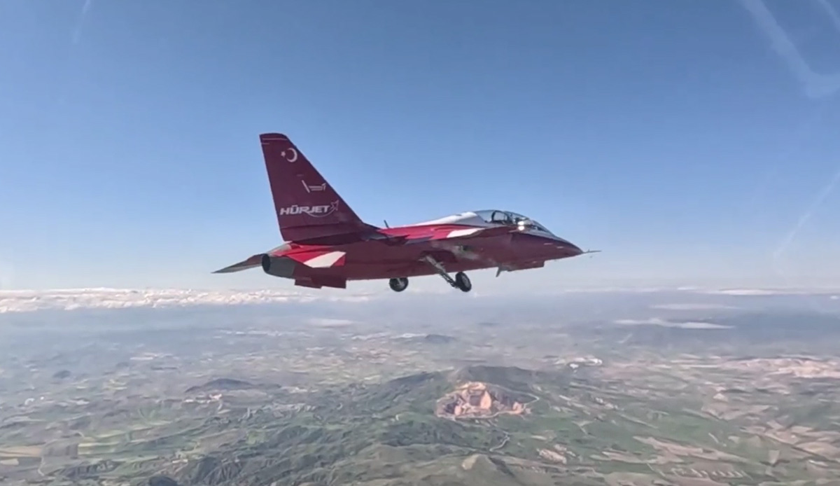 Savaş pilotlarını yetiştirecek HÜRJET'te önemli gelişme: İki pilotla gökyüzünü selamladı