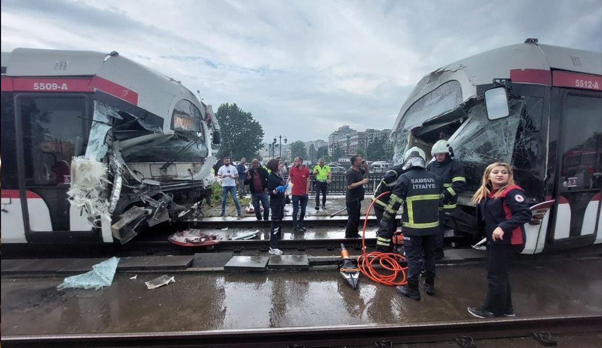 Samsun'da tramvaylar çarpıştı! Çok sayıda yaralı var