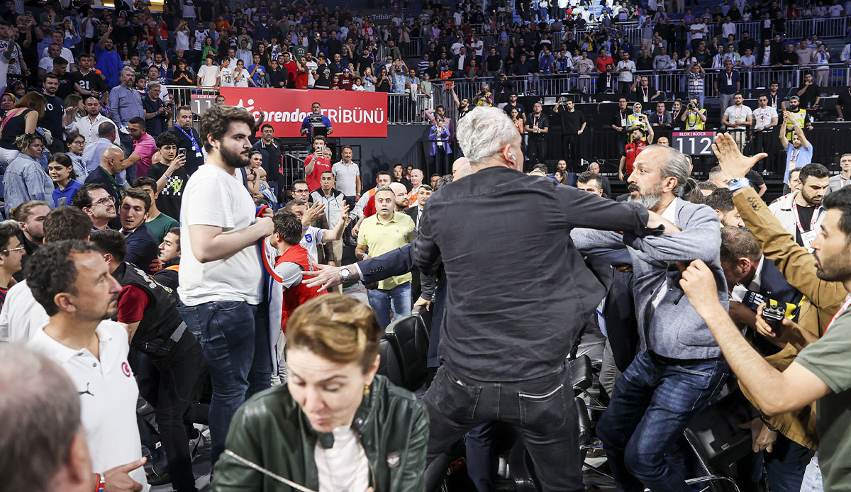 A.Efes - Fenerbahçe maçı sonrası ortalık savaş alanına döndü! Ergin Ataman'ın üzerine yürüdüler