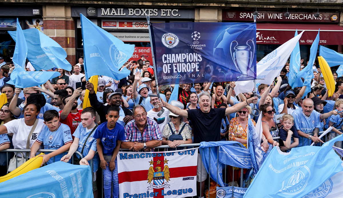 Manchester bugün masmavi! Avrupa'nın en büyüğü Manchester City üstü açık otobüsle şehir turu attı