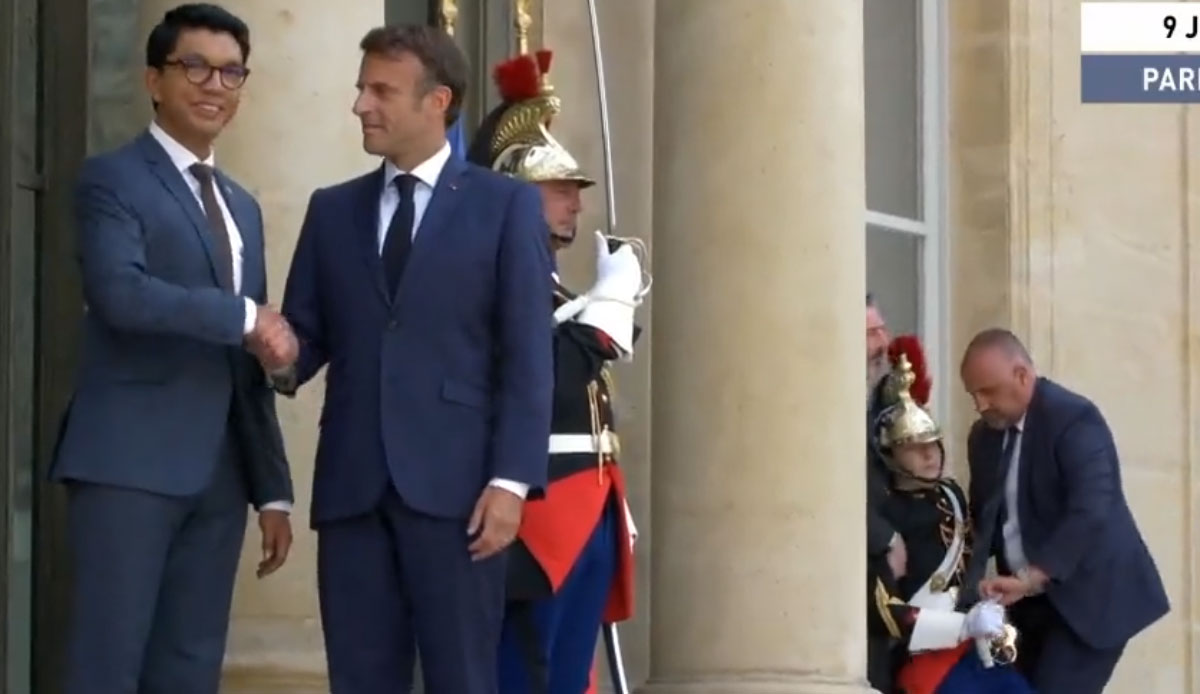 Muhafızı bayıldı, Macron poz verdi