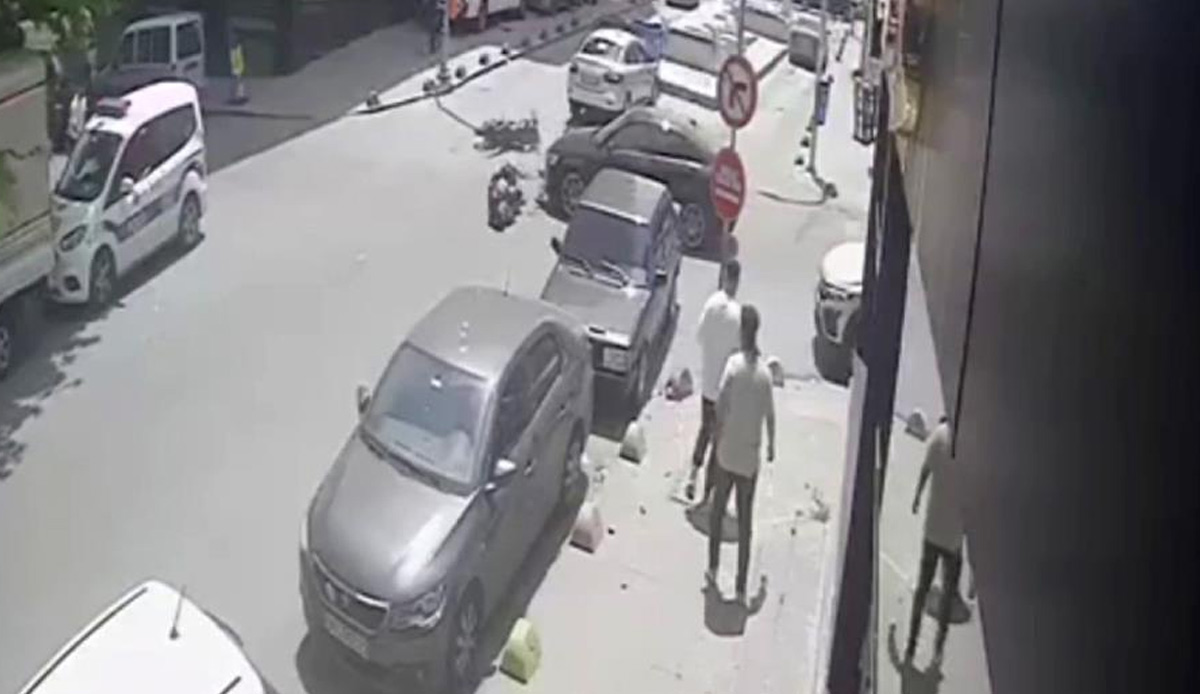 Sultangazi'de feci kaza! Motosikletlinin kaskı kafasından fırladı