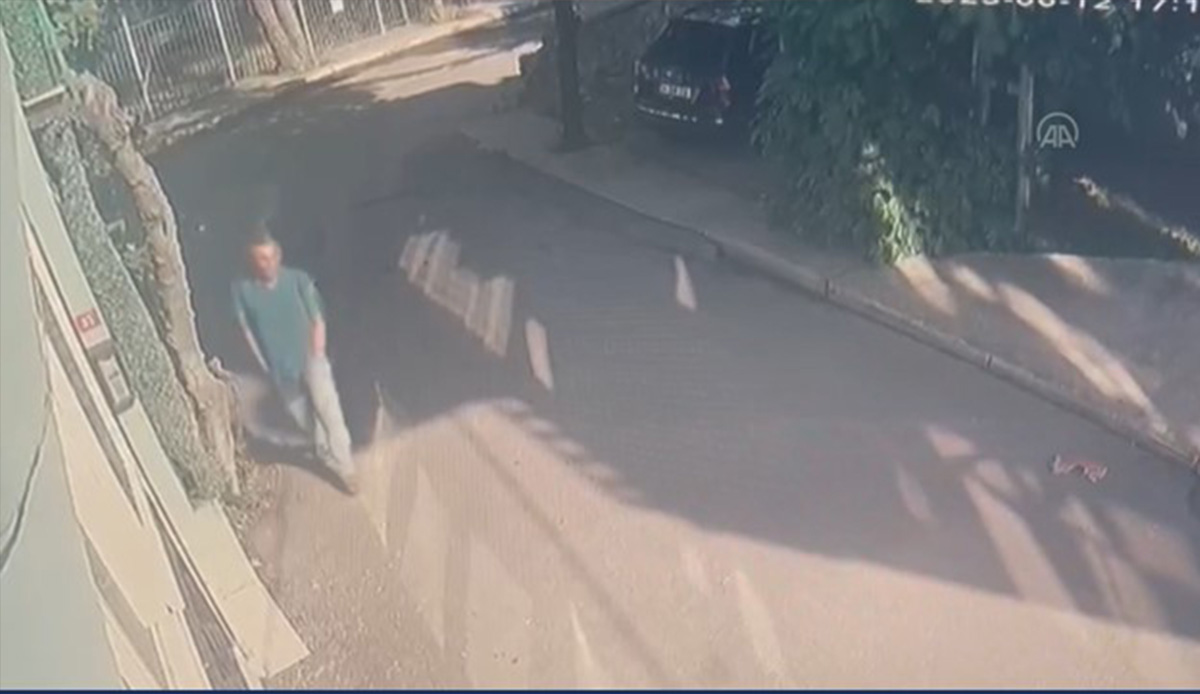 Evinin önünde bıçaklı saldırıya uğradı