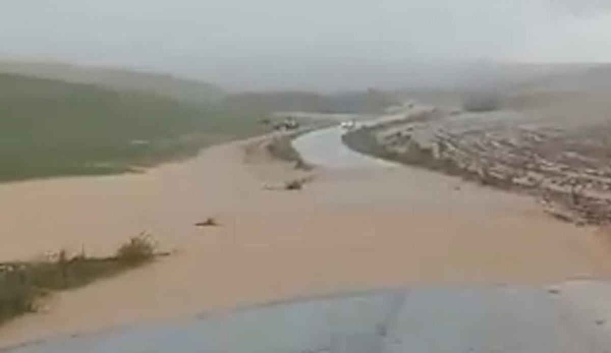 Sağanak yağış sele dönüştü, tarım arazileri zarar gördü