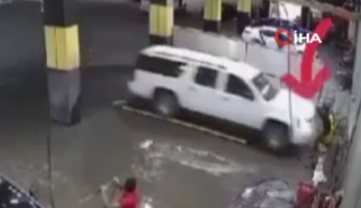 Komşuda dehşete düşüren olay! Ayağı gaz pedalına takılan işçi çalışanı ezdi