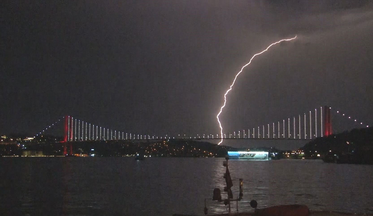 Meteoroloji uyarmıştı! Şimşekler İstanbul'u aydınlattı